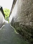 Ruelle faisant rempart derrière l'église.