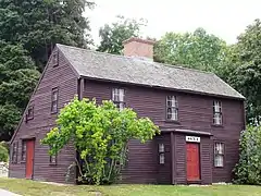 Macy-Colby House (en), construite vers  1651 à Amesbury (Massachusetts).