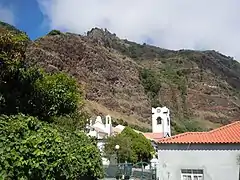 Vue du village et de l'église Santa Maria Madalena.