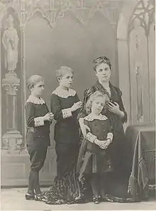 Madame de Wendel, épouse d'Henri de Wendel avec ses trois fils, François, Maurice et Humbert, posant pour le vitrail d'Hayange dans un décor gothique