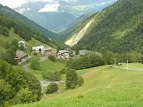 Hameau de La Chapelle. Le glissement de terrain à hauteur du hameau de La Thuile que l'on devine au second plan