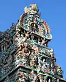 Détail du sommet d'un gopura du temple de Minakshi montrant la prolifération de sculptures