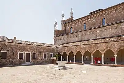 Le cloître.