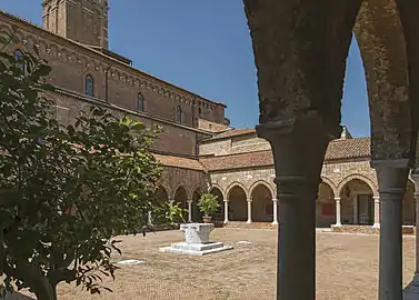 Le cloître.