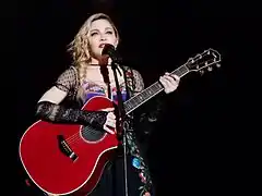 Lors d'un concert le lendemain des attentats, Madonna interprète en hommage aux victimes La Vie en rose d'Édith Piaf.