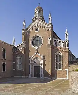 L'église éponyme avec à sa gauche, la Scuola dei Mercanti.
