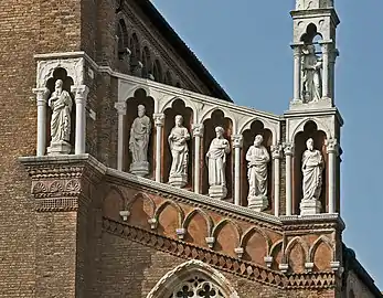 Statues de six apôtres et la Tempérance.