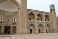 Vue générale de la cour de la médersa Koutloug Mourad Inak à Khiva.
