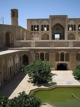 Exemple du style Isfahani : madrasa, à Kashan.