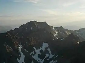 Vue depuis le nord-est, au crépuscule.