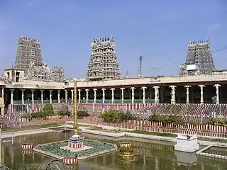 Le temple de Shiva, Minaksi Sundaresvara, rebâti : seconde moitié du XVIe siècle. Le bassin sacré et 3 des 8 gopuram. Madurai