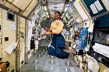 Mae Jemison dans l'espace en 1992.