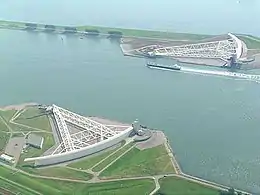 Le Maeslandkering et la Nieuwe Waterweg en vue aérienne.