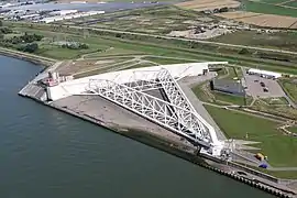 Le barrage, en vue aérienne.