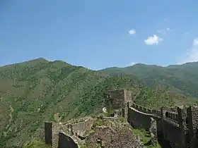 Vue depuis l'intérieur de la forteresse de Maglic, près de Kraljevo, avec les collines de Stolovi en arrière-plan.