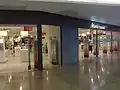 Magasin dans un centre commercial : sa devanture se confond avec ses entrées.