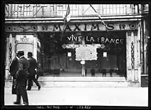 Vitrine du magasin en partie couverte par une affiche.