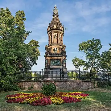 Kriegerdenkmal (Magdeburg) (de), à la mémoire des morts de la guerre de 1870, dans le parc de Fürstenwall. Aout 2022.