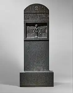 Idem, H. 83,5 cm. Stèle protectrice, 360–343. Grauwacke. Stèle dite « Metternich ». Met