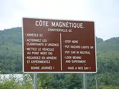 À Chartierville, un panneau annonçant une côte magnétique.