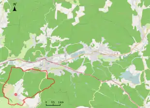 Carte détaillé des territoires de trois communes dont l'une est délimitée en rouge.