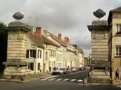 Les deux piliers de la porte de Paris, rue de Crosne.