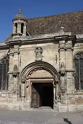 Le portail principal de l'église sur la façade sud.