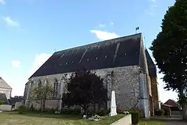 L'église Saint-Didier et le monument aux morts.