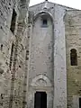 Façade occidentale et portail de la cathédrale Saint-Pierre de Maguelone.