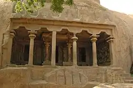 Temple Mahishamardini mandapa. À d. Dourga Mahishamardini.