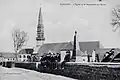 L'église et le monument aux morts de Mahalon vers 1930.