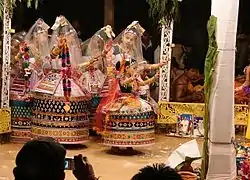 Les nuits de pleine lune (Pournima) ont une place importante au Manipur, de nombreux évènements artistiques et culturels tel que le Ras Lila ont lieu dans les temples à travers toute la vallée.