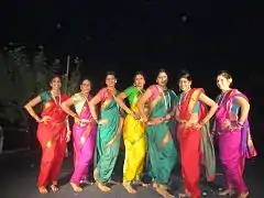 Femmes arborant le fameux Nine Yard Sari, le costume traditionnel féminin des Marathis.