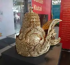 La couronne d'or du sultan de Kutai, qui fait partie des insignes du sultanat de Kutai Kartanegara, Kalimantan oriental, Indonésie.