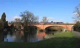 Les deux arches du viaduc en brique,  avec un service à grande vitesse Great Western Railway traversant la Tamise.