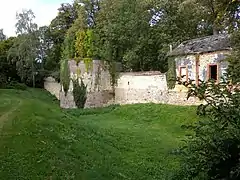 Douves et tour du château.