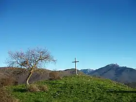 Le sommet est surmonté d'une croix en béton d'environ 3 mètres