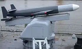 Photographie en couleurs d'un missile sur sa rampe de lancement