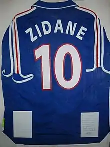 Capture d'un maillot bleu dans une vitrine portant l'inscription « Zidane » etle numéro 10