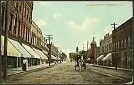 Une carte postale de la rue principale (maintenant la 1re avenue) en 1910.