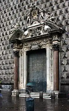 Église de Gesù Nuovo à Naples, portail Renaissance avec ajouts baroques.