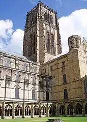 Vue du cloître sur la tour de la croisée du transept.