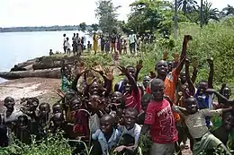 Photo d'enfants aux abords du lac Maï Ndombe.