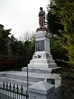 Poilu écrasant l'aigle allemand (d) (monument aux morts)