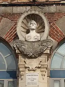 Buste de Collin d'Harleville ornant l'ancien hôtel de ville de Maintenon.