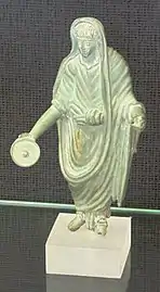 Figurine d'une prêtresse en bronze