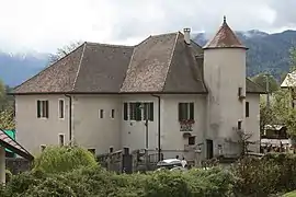 Photographie du château mairie-école de la commune.