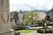Photographie du château-Mairie-École et école maternelle de Lathuile depuis le Monument aux Morts.