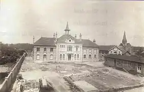 La mairie en reconstruction après les combats de septembre 1914. Des baraquements en bois sont installés en attendant la fin du chantier.