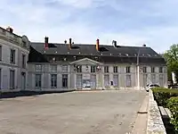 Château du Parterre vendu à la commune de Dourdan, aujourd'hui Hôtel de ville.